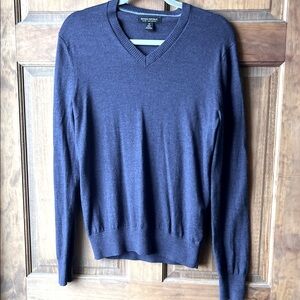 BANANA REPUBLIC women’s navy 100% merino wool sweater. Size M.